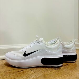 Nike Max: Women’s Size 7.5 Black and White